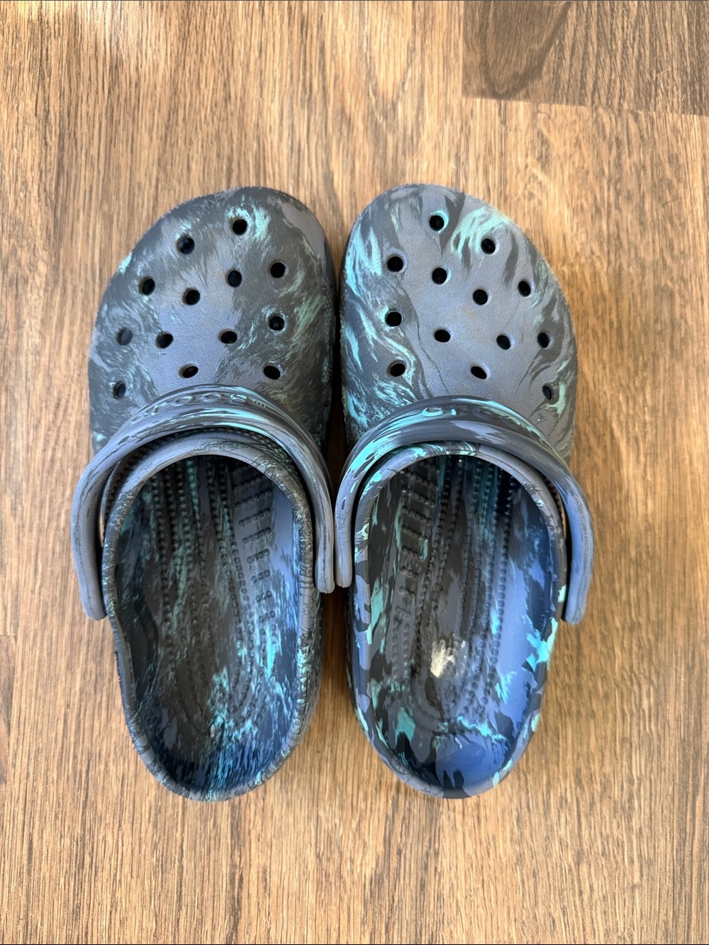 CROCS Kids Marble-Print Clog in Black and Teal